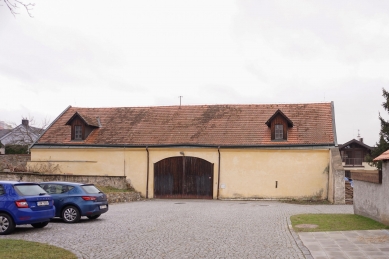 Farní stodola Hostivař - Pohled z areálu před rekonstrukcí - foto: Studio Raketoplán