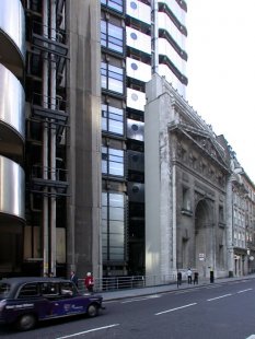 Nové sídlo pojišťovací společnosti Lloyd's - Průčelí domu na ulici Leadenhall Street 12 bylo zachováno a zakomponováno do Rogersovy stavby. - foto: Petr Šmídek, 2004