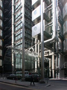 Nové sídlo pojišťovací společnosti Lloyd's - Skleněný přístřešek hlavního vstupu upomíná svým tvarem na nedaleký Leadenhall Market - foto: Petr Šmídek, 2004