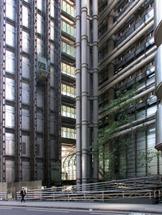 Nové sídlo pojišťovací společnosti Lloyd's - Byly zde poprvé v Anglii použity venkovní skleněné výtahy (celkem12). - foto: Petr Šmídek, 2004