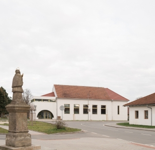 Sokolovna Veverske Kninice - foto: Alex Shoots Buildings