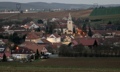 Sokolovna Veverske Kninice - foto: Alex Shoots Buildings