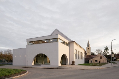 Sokolovna Veverske Kninice - foto: Alex Shoots Buildings