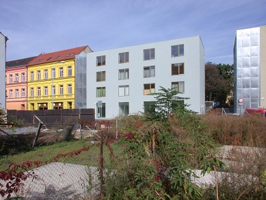 Dům s pečovatelskou službou v Brně - Dříve tu byly zahrádky a sběrna odpadů. - foto: Petr Šmídek, 2006
