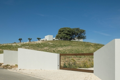 House in Romeira - foto: © Ivo Tavares Studio