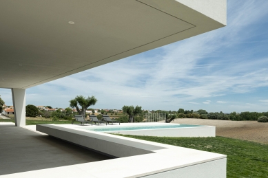 House in Romeira - foto: © Ivo Tavares Studio