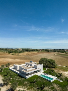 House in Romeira - foto: © Ivo Tavares Studio