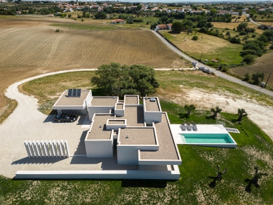 House in Romeira - foto: © Ivo Tavares Studio