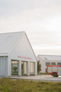 Jirčany Fire Station - foto: Alex Shoots Buildings