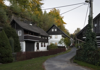 Roubený dům v kamenné soutěsce - foto: © Ester Havlová