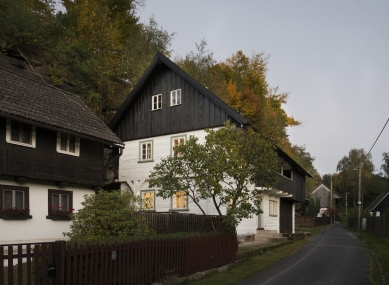 Roubený dům v kamenné soutěsce - foto: © Ester Havlová