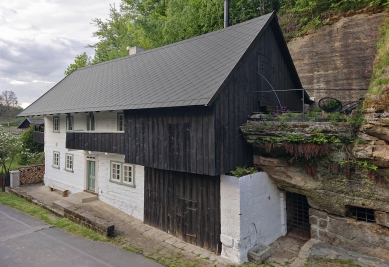 Roubený dům v kamenné soutěsce - foto: © Ester Havlová