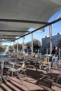 <translation>Terrace by the river</translation>