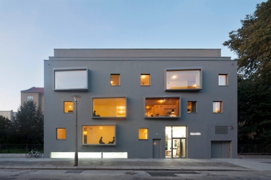 Pasivní dům Linienstraße 23 - Noční snímek - foto: Werner Huthmacher