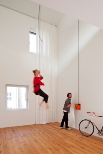 Pasivní dům Linienstraße 23 - Převýšený obývací pokoj - foto: Werner Huthmacher
