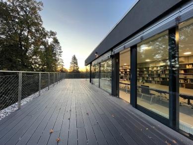 Centrální vstupní pavilon a přístavba chirurgického pavilonu - Knihovna s terasou - foto: Tomáš Souček