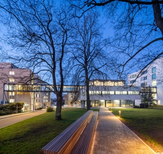 Centrální vstupní pavilon a přístavba chirurgického pavilonu - CVP v noci - foto: Tomáš Souček
