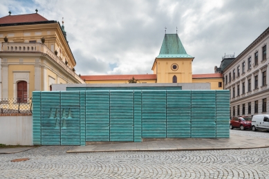 Vstupní objekt do zámeckých sklepů s trafostanicí - foto: Libor Stavjaník
