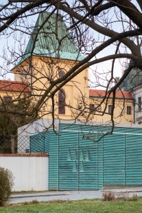 Vstupní objekt do zámeckých sklepů s trafostanicí - foto: Libor Stavjaník