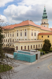 Vstupní objekt do zámeckých sklepů s trafostanicí - foto: Libor Stavjaník