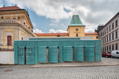 Vstupní objekt do zámeckých sklepů s trafostanicí - foto: Libor Stavjaník