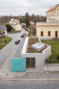 Vstupní objekt do zámeckých sklepů s trafostanicí - foto: Libor Stavjaník