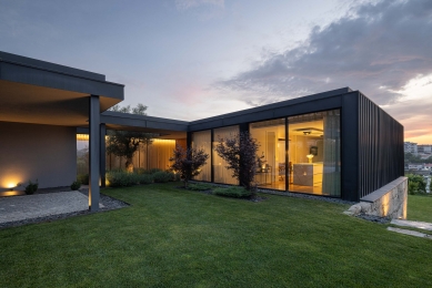 Hillside House - foto: © Ivo Tavares Studio