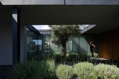 Hillside House - foto: © Ivo Tavares Studio