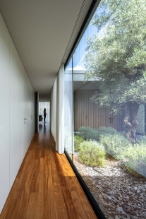 Hillside House - foto: © Ivo Tavares Studio