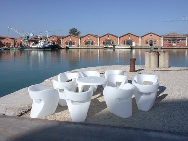 10. Bienále v Benátkách - Arsenale - posezení v přístavišti na sedačkách od Rona Arada - foto: © www.archiweb.cz, 2006