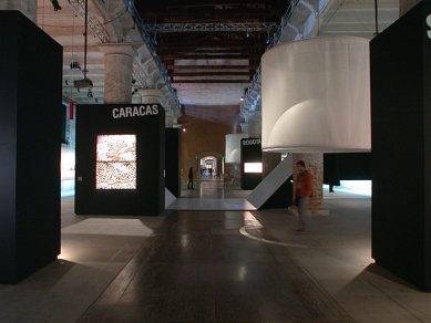 10. Bienále v Benátkách - Arsenale - do nekonečna se táhnoucí výstavní galerie - foto: © www.archiweb.cz, 2006