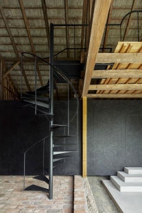 Krabice ve stodole - foto: Peter Fabo