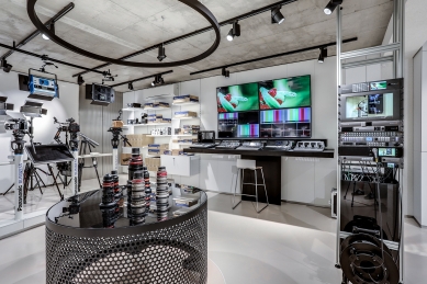 Showroom with filming equipment - foto: Vojtěch Homolka