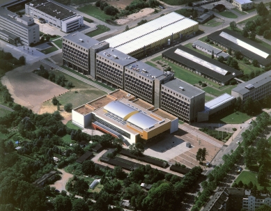 Hlavní přednáškový sál Technické univerzity v Saské Kamenici - Letecký snímek - foto: Hans-Christian Schink 