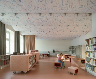 Knihovna v Červeném Kostelci - foto: Alex Shoots Buildings