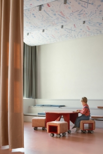 Knihovna v Červeném Kostelci - foto: Alex Shoots Buildings