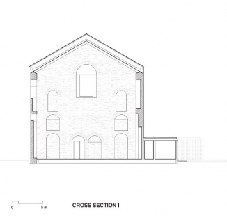 Rekonstrukce divadla Thalia - Příčný řez - foto: Barbas Lopes Arquitectos