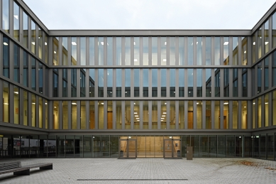 Střední škola Hartmannplatz - foto: Petr Šmídek, 2025