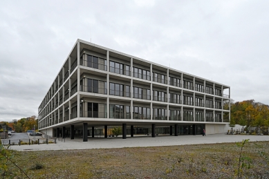 Střední škola Hartmannplatz - foto: Petr Šmídek, 2025