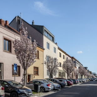 Reconstruction and extension of a terraced house in Brno - foto: Jakub Hanžl