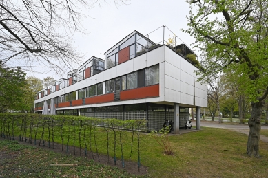 <Eternitový dům>Eternit house</Eternitový dům> - foto: Petr Šmídek, 2025