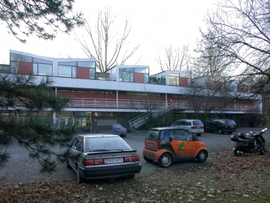 <Eternitový dům>Eternit house</Eternitový dům> - foto: Petr Šmídek, 2001
