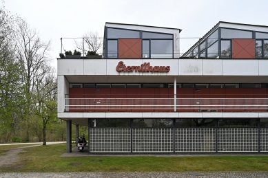 <Eternitový dům>Eternit house</Eternitový dům> - foto: Petr Šmídek, 2025