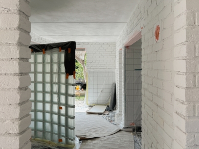 Terasa a zázemí ve stodole - Fotografie z průběhu realizace - foto: tamti_architekti