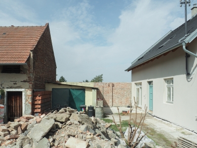 Terasa a zázemí ve stodole - Fotografie původního stavu - foto: tamti_architekti