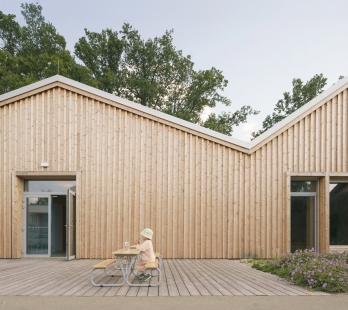 Home for the Elderly with Kindergarten in Horní Jirčany - foto: Alex Shoots Buildings