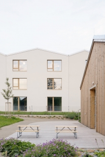 Home for the Elderly with Kindergarten in Horní Jirčany - foto: Alex Shoots Buildings