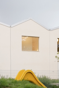 Home for the Elderly with Kindergarten in Horní Jirčany - foto: Alex Shoots Buildings