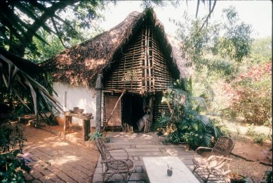 kruh jaro 2021: Dialogy IV - Anupama Kundoo: Hut Petite Ferme Aureville, Indie 1990