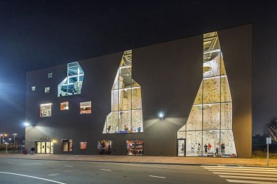 kruh pozdim 2022: Kamiel Klaasse a Adam Gebrian - NL-Architects: Spordtgebouw - foto: Ralph Kamena